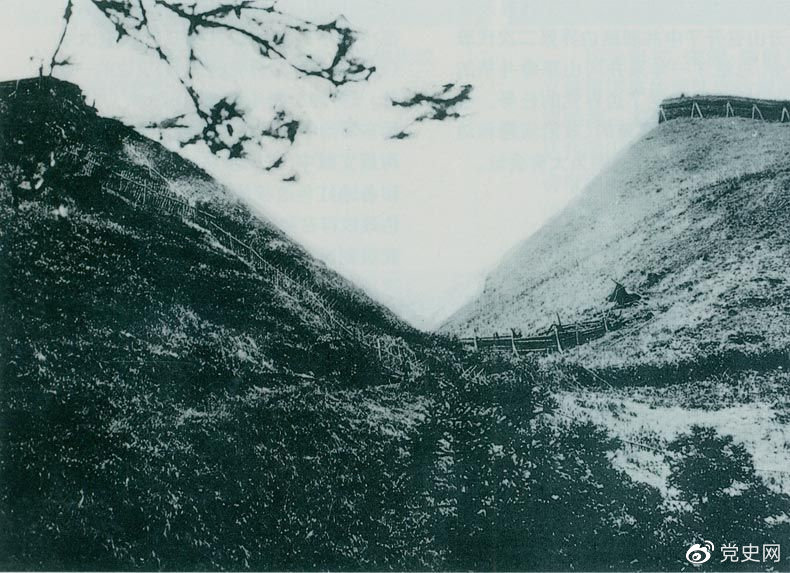井岡山黃洋界哨口。1928年8月30日，紅軍以不足一個營的兵力，在這里擊退湘贛敵軍的進攻，取得黃洋界保衛戰的勝利。至11月，紅軍又打破了兩省敵軍對井岡山根據地的第二次“會剿”。