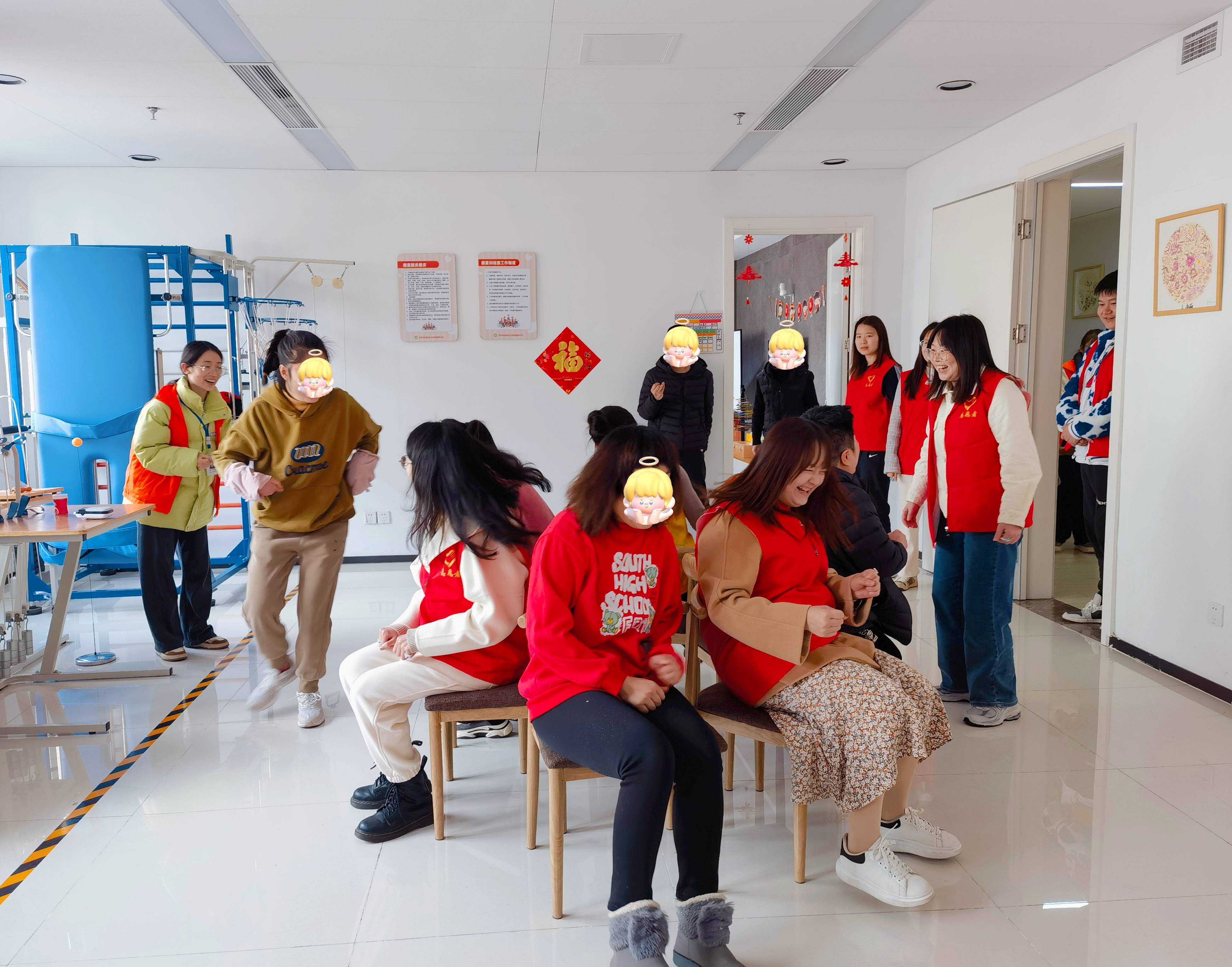 時間：3月1日下午    地點：肖家河街道融樂陽光家園    人物：蜀興智能公司志愿者、殘障人士    事件：志愿者同殘疾人游戲互動2(1).jpg