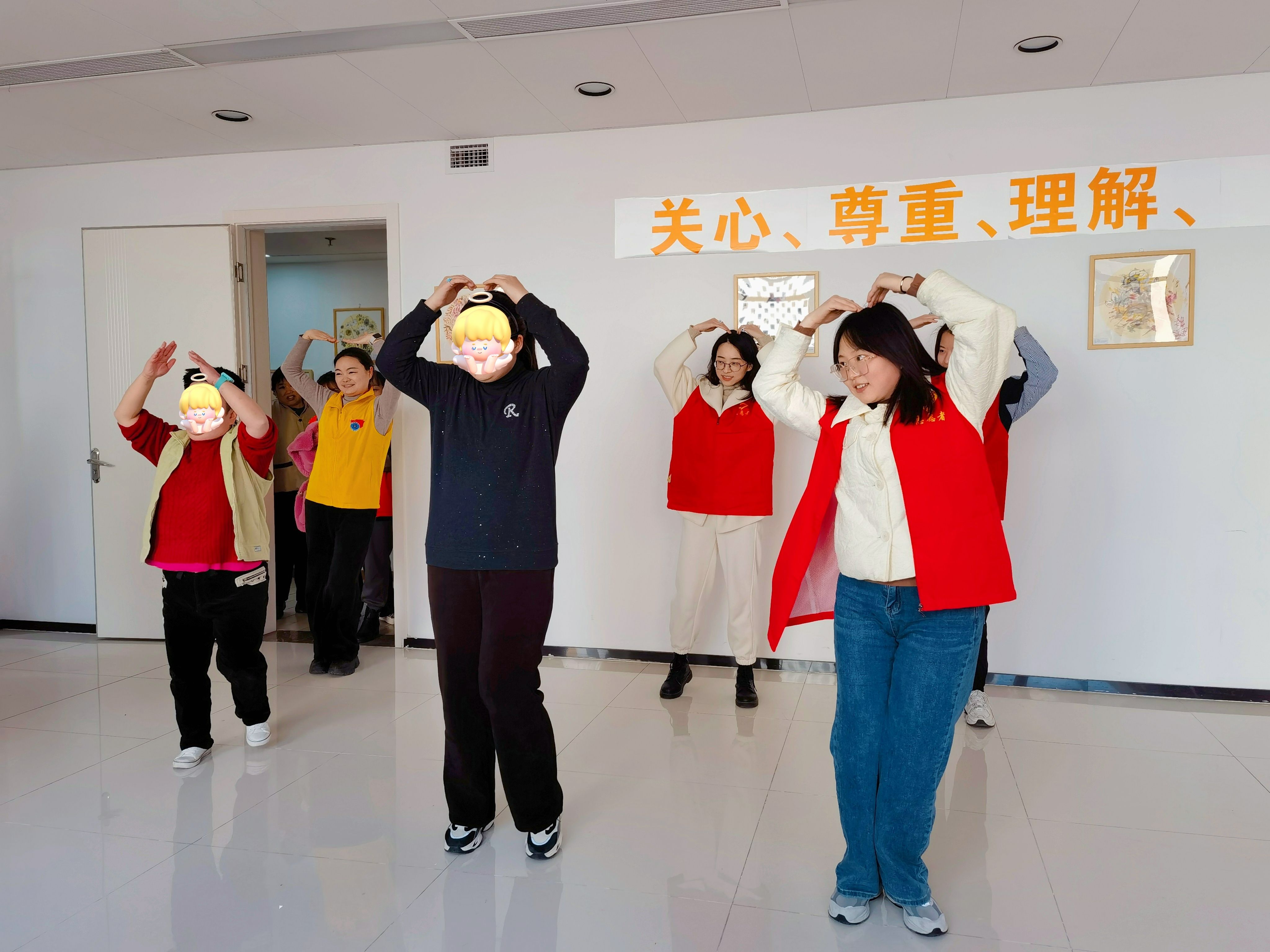 時間：3月1日下午    地點：肖家河街道融樂陽光家園    人物：蜀興智能公司志愿者、殘障人士    事件：志愿者同殘疾人游戲互動1(1).jpg
